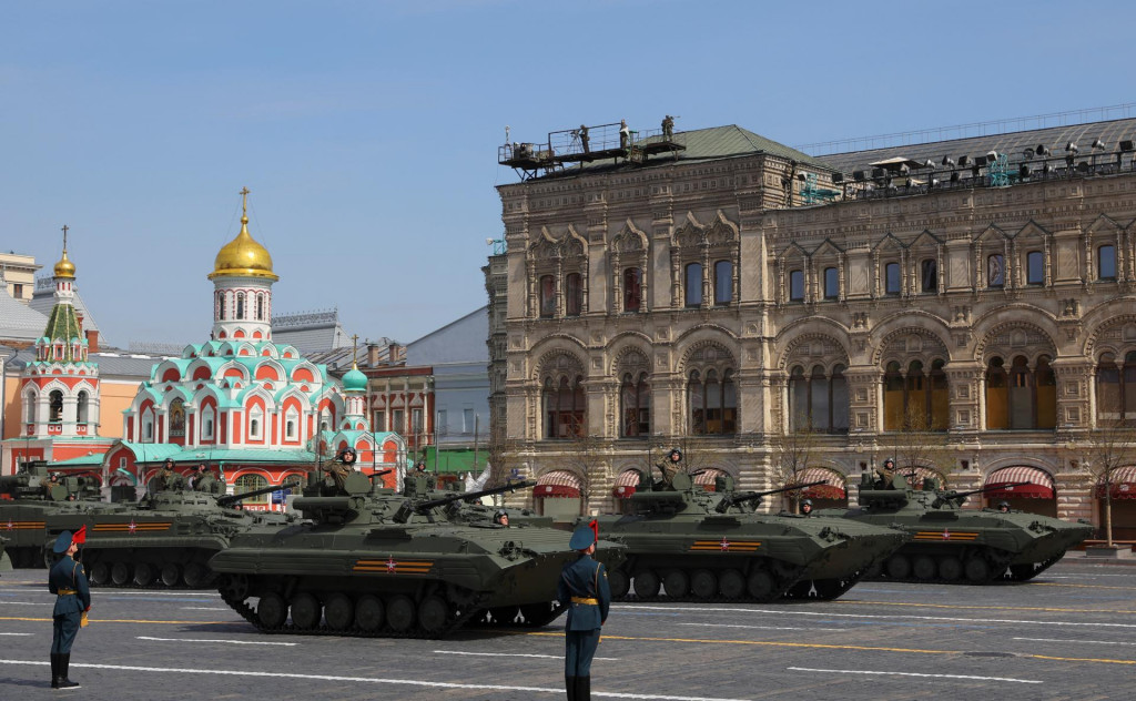 Ilustračná fotka bojových vozidiel pechoty BMP na Červenom námestí počas skúšky na vojenskú prehliadku. FOTO: REUTERS