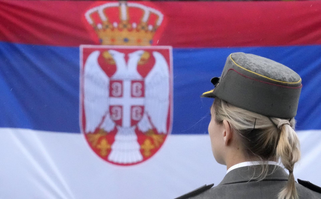 &lt;p&gt;Členka čestnej stráže stojí pri srbskej vlajke počas inaugurácie srbského prezidenta Aleksandara Vučiča. FOTO: TASR/AP&lt;/p&gt;