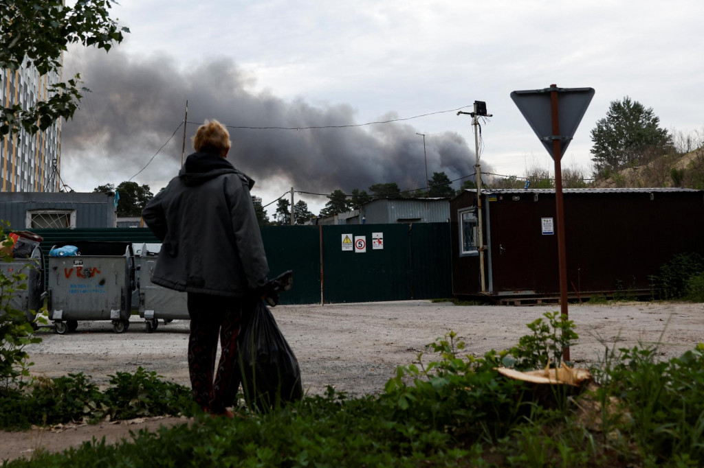 Muž pozerá na oblak dym po tom, ako bolo počuť výbuchy v Kyjeve v nedeľu 5. júna 2022. FOTO: REUTERS/Edgar Su