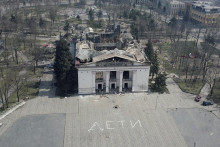&lt;p&gt;Pohľad na budovu divadla v ukrajinskom meste Mariupol. FOTO: REUTERS&lt;/p&gt;