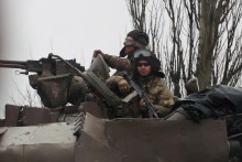 Ukrajinskí vojaci na tanku počas ruskej invázie. FOTO: REUTERS