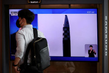 Test balistických rakiet na obrazovke televízie. FOTO: Reuters
