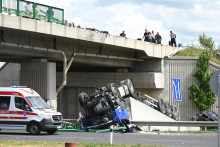 Na snímke nehoda kamióna a osobných automobilov na obchvate mesta Trnava v pondelok 6. júna 2022. FOTO TASR/Lukáš Grinaj