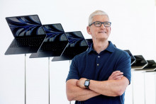 PK 53 Cupertino - Šéf spoločnosti Apple Tim Cook pózuje po vývojárskej konferencii Apple WWDC 2022 pred notebookmi Apple MacBook Air s procesorom Apple M2 v sídle spoločnosti Apple v Cupertine v pondelok 6. júna 2022. (FOTO TASR/AP)