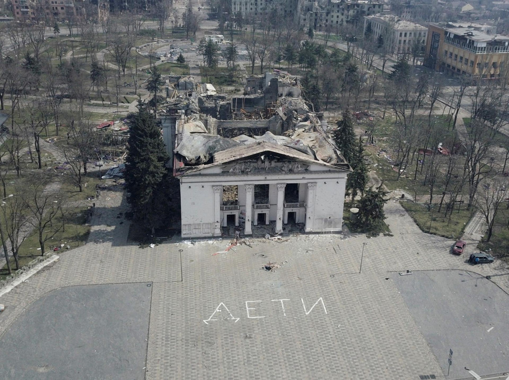 Pohľad na budovu divadla v ukrajinskom meste Mariupol. FOTO: REUTERS