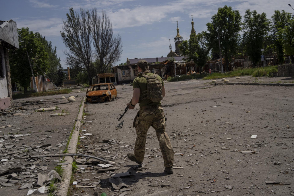 Doneck - Ukrajinský vojak hliadkuje v dedine neďaleko frontovej línie. FOTO: TASR/AP
