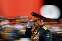 Ruský minister obrany Sergej Šojgu počas vojenskej prehliadky na Deň víťazstva. FOTO: REUTERS