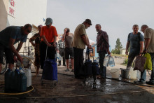 &lt;p&gt;Miestni obyvatelia sa zhromažďujú, aby si nabrali vodu počas ukrajinsko-ruského konfliktu v meste Rubižne v Luhanskej oblasti na Ukrajine. FOTO: Reuters &lt;/p&gt;