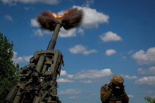 Príslušníci ukrajinskej armády vystrelili granát z húfnice M777 v blízkosti frontovej línie v Doneckej oblasti. FOTO: Reuters