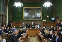 &lt;p&gt;(Tretí zľava) šéf parlamentného výboru britskej Konzervatívnej strany Sir Graham Brady oznamuje výsledky hlasovania o prejavení dôvery premiérovi Borisovi Johnsonovi. FOTO: TASR/AP&lt;br /&gt;
&lt;br /&gt;
 &lt;/p&gt;