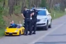 VIDEO Poriadny bizár: Policajti zastavili dvoch malých chlapcov v žltom Lamborghini
