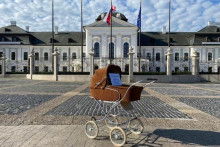 Kočík pred Prezidentským palácom apeloval na hlavu štátu, aby podpísala prorodinný balíček. FOTO: Facebook/Igor Matovič