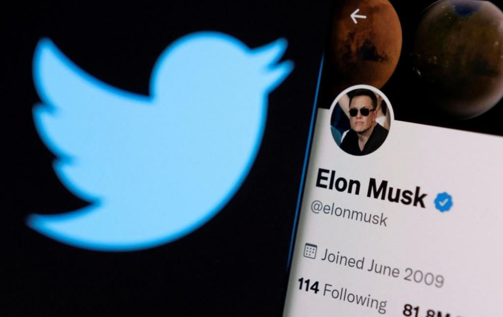 FILE PHOTO: Elon Musk&#39;s twitter account is seen on a smartphone in front of the Twitter logo in this photo illustration taken, April 15, 2022. REUTERS/Dado Ruvic/Illustration/File Photo