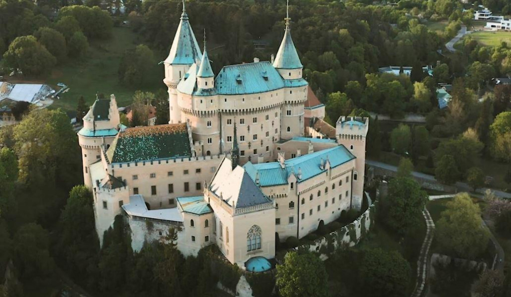 Aktuálna kampaň SLOVAKIA TRAVEL láka zahraničných, ale aj domácich turistov stráviť nejaký čas v priebehu leta na Slovensku a objaviť jeho plný potenciál.