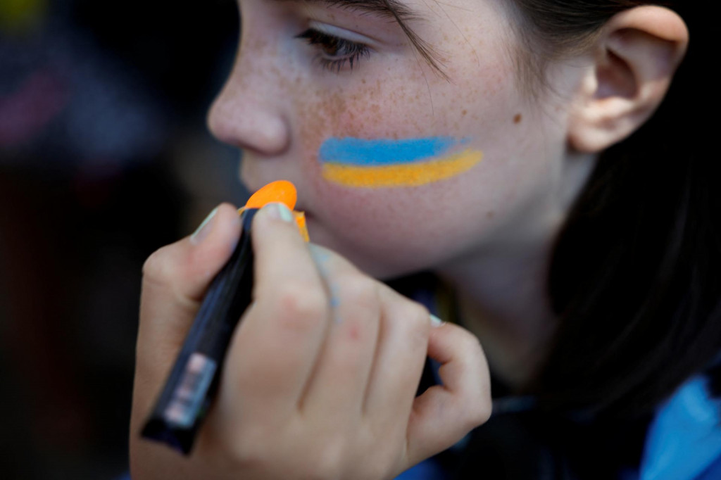 Dievča s namaľovanou mapou Ukrajiny na tvári. FOTO: REUTERS