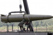 Ruskí vojaci obsluhujú taktický raketový systém Iskander. FOTO: Reuters