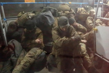 &lt;p&gt;Príslušníci ukrajinských ozbrojených síl, ktorí sa vzdali v obliehanej oceliarni Azovstaľ v Mariupole. FOTO: REUTERS&lt;/p&gt;