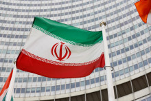 Vejúca iránska vlajka. FOTO: REUTERS
