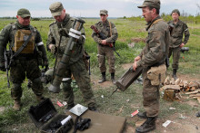 &lt;p&gt;Príslušníci služby proruských jednotiek pri meste Svitlodarsk v Doneckej oblasti, Ukrajina 25. mája 2022. FOTO: REUTERS&lt;/p&gt;