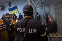 Ruskí vojaci Alexander Ivanov a Alexander Bobykin počas súdu v ukrajinskej Kotelve 26. mája 2022. FOTO: TASR/AP
