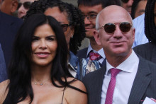 &lt;p&gt;Zakladateľ Amazonu Jeff Bezos a jeho družka Lauren Sanchez. FOTO: Reuters&lt;/p&gt;
