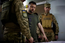 &lt;p&gt;Ukrajinský prezident Volodymyr Zelenskyj počas návštevy jednej zo základní ukrajinských vojakov. FOTO: REUTERS&lt;/p&gt;