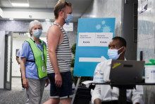 &lt;p&gt;Muž vchádza do kliniky na očkovanie proti opičím kiahňam, ktorú prevádzkujú orgány verejného zdravotníctva v Kanade. FOTO: Reuters &lt;/p&gt;