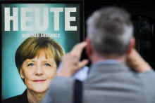 Transparent bývalej nemeckej kancelárky Angely Merkelovej. FOTO: REUTERS