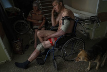 Ukrajinský zranený vojak a zranená civilistka čakajú na lekárske ošetrenie v Doneckej oblasti na východe Ukrajiny v utorok 7. júna 2022. FOTO: TASR/AP
