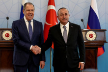 Ruský minister zahraničných vecí Sergej Lavrov a turecký minister zahraničných vecí Mevlut Cavusoglu počas stretnutia v Ankare, 8. júna 2022. FOTO: REUTERS