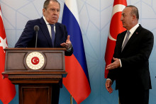 &lt;p&gt;Ruský minister zahraničných vecí Sergej Lavrov a turecký minister zahraničných vecí Mevlut Cavusoglu gestikulujú na tlačovej konferencii. FOTO: Reuters &lt;/p&gt;