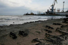 &lt;p&gt;Žeriavy a lode v prístave Azovského mora v Berďansku na Ukrajine, 2018. FOTO: REUTERS/Gleb Garanich&lt;/p&gt;