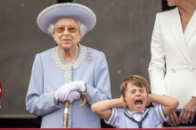 Princ Louis z Cambridgea a kráľovná Alžbeta II.. SNÍMKA: TASR/AP