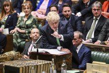 Britský premiér Boris Johnson reční počas pravidelnej hodiny otázok v parlamente v Londýne. FOTO: TASR/AP

