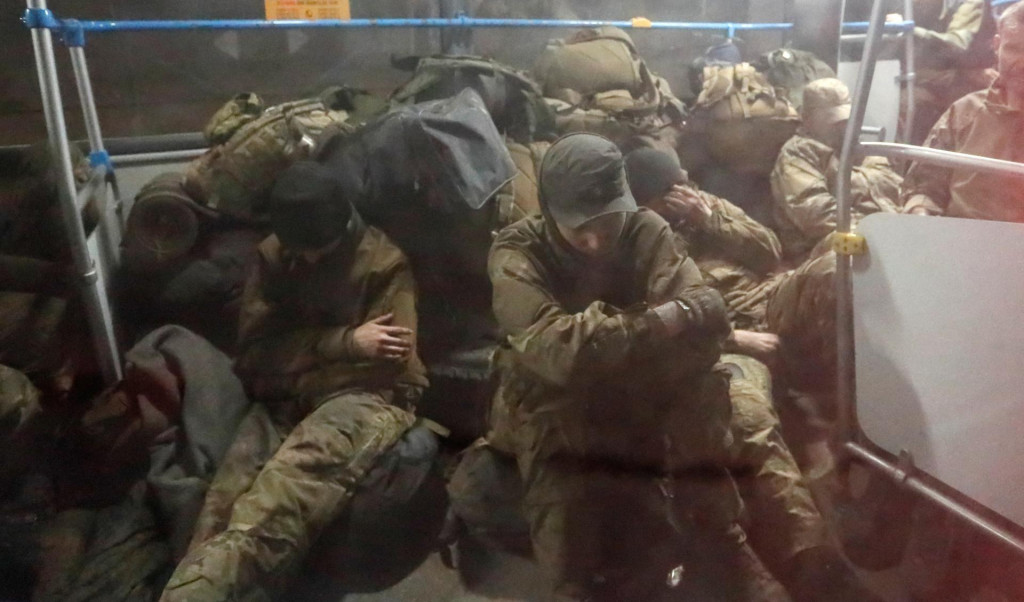 Príslušníci ukrajinských ozbrojených síl, ktorí sa vzdali v obliehanej oceliarni Azovstaľ v Mariupole. FOTO: REUTERS
