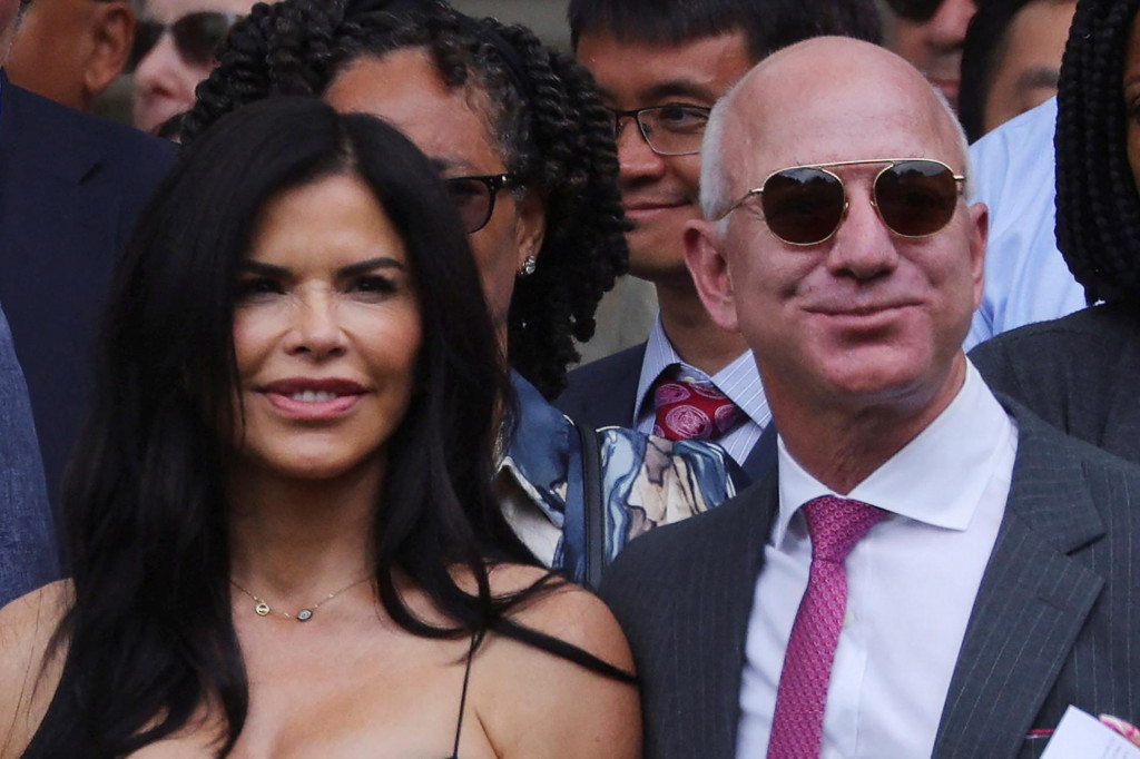 Zakladateľ Amazonu Jeff Bezos a jeho družka Lauren Sanchez. FOTO: Reuters