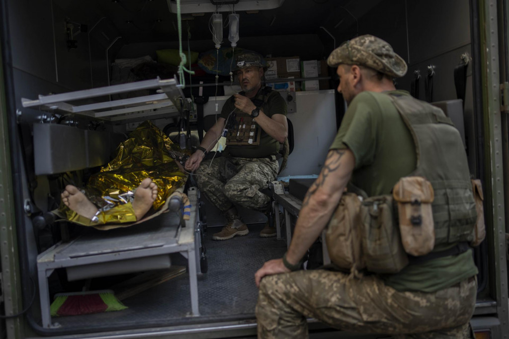 &lt;p&gt;KK12 - Zranený ukrajinský vojak je prevezený do zdravotníckeho zariadenia po tom, ako mu poskytli urgentné ošetrenie v Doneckej oblasti na východe Ukrajiny v utorok 7. júna 2022. FOTO TASR/AP&lt;br /&gt;
&lt;br /&gt;
An injured Ukrainian servicemen is transferred to a medical facility after getting an emergency medical treatment in the Donetsk region, eastern Ukraine, Tuesday, June 7, 2022. (AP Photo/Bernat Armangue) *** Local Caption *** Donecká oblasť&lt;/p&gt;