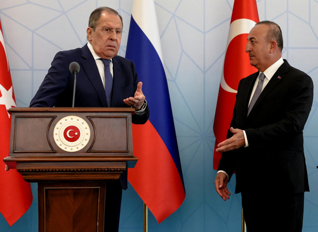 Ruský minister zahraničných vecí Sergej Lavrov a turecký minister zahraničných vecí Mevlut Cavusoglu gestikulujú na tlačovej konferencii. FOTO: Reuters