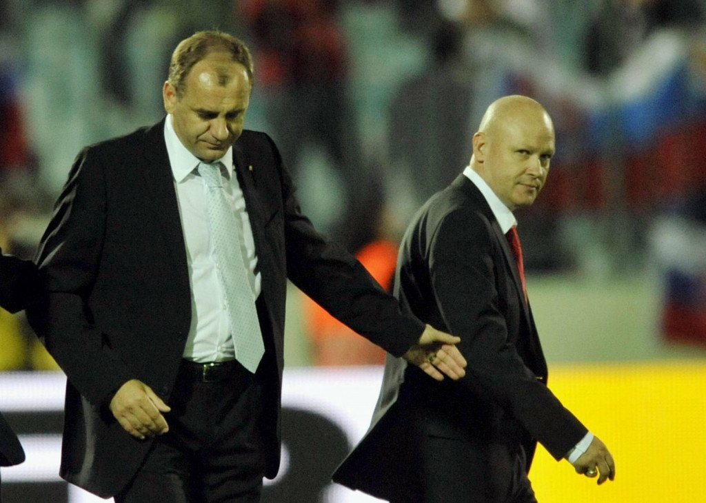 Vladimír Weiss st. a Ivan Hašek (vpravo) sa lúčia po zápase Slovensko – Česko v septembri 2009. FOTO: TASR/P. Neubauer