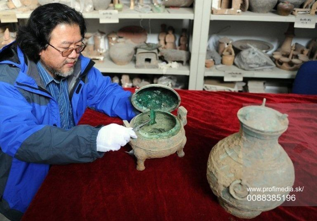 Archeológ ukazuje 2400-rokov starú polievku.