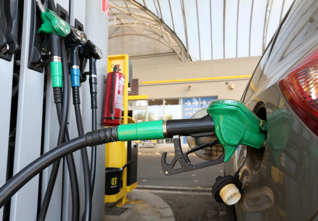 &lt;p&gt;95-oktánový benzín už atakuje dve eurá. FOTO: HN/Peter Mayer&lt;/p&gt;