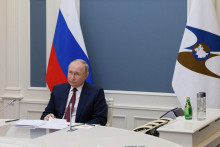 Ruský prezident Vladimir Putin sa zúčastňuje na plenárnom zasadnutí Prvého eurázijského ekonomického fóra v Biškeku prostredníctvom video spojenia z Moskvy. FOTO: Reuters