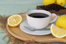 Zatočí káva s citrónom s vašimi kilami?