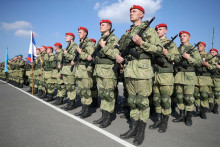&lt;p&gt;Príslušníci ruskej armády počas slávnostného otvorenia vojenského cvičenia Zapad-2021 v Bielorusku 9. septembra 2021. FOTO: REUTERS&lt;/p&gt;