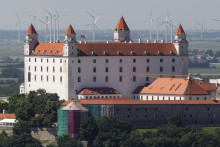 Bratislavský hrad s rakúskymi veternými parkmi v pozadí.  FOTO: TASR/J. Novák