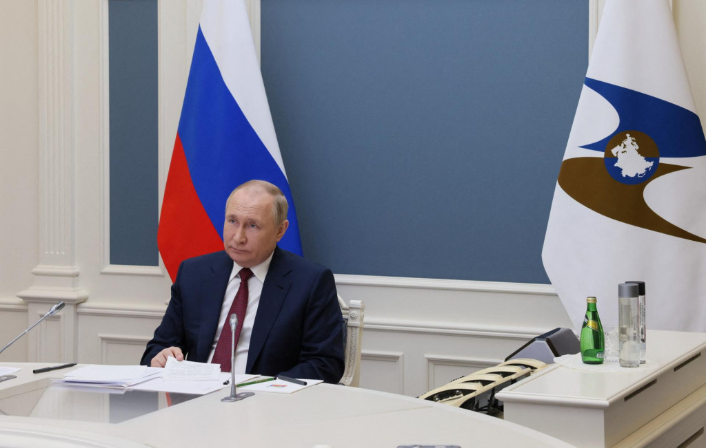 &lt;p&gt;Ruský prezident Vladimir Putin sa zúčastňuje na plenárnom zasadnutí Prvého eurázijského ekonomického fóra v Biškeku prostredníctvom video spojenia z Moskvy. FOTO: Reuters &lt;/p&gt;