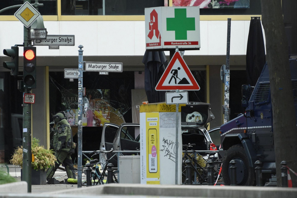 &lt;p&gt;Miesto činu, kde auto narazilo do skupiny ľudí neďaleko Breitscheidplatz v Berlíne. FOTO: Reuters &lt;/p&gt;