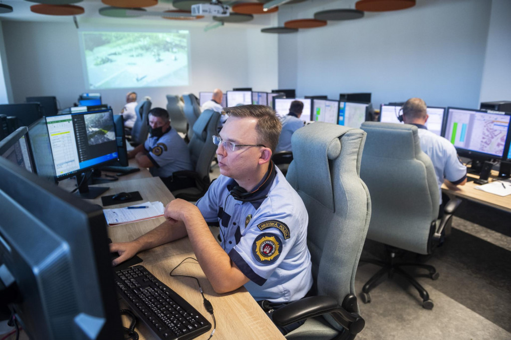 Obecn&iacute; policajti by mohli sl&uacute;žiť aj bez uniforiem. FOTO: TASR/J. Nov&aacute;k
