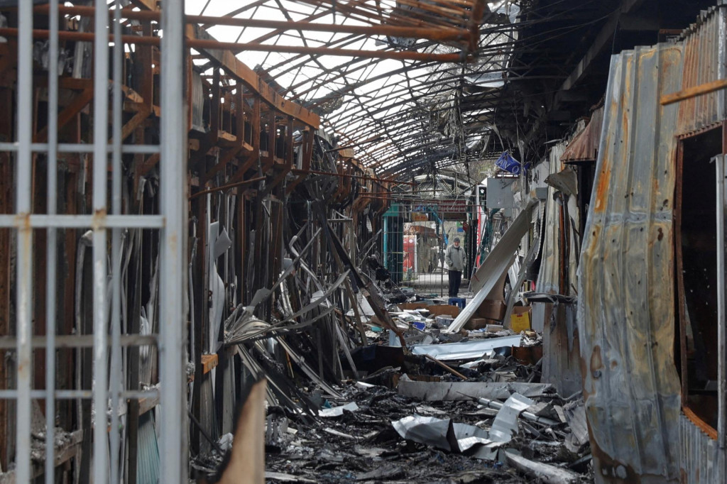 &lt;p&gt;Miestny obyvateľ stojí vedľa trosiek otvoreného trhoviska zničeného vojenským úderom v Severodonecku. FOTO: Reuters &lt;/p&gt;
