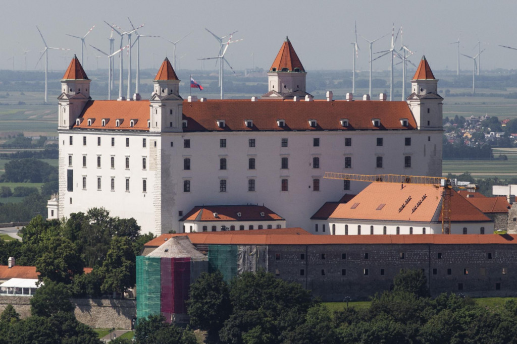Bratislavský hrad s rakúskymi veternými parkmi v pozadí.  FOTO: TASR/J. Novák